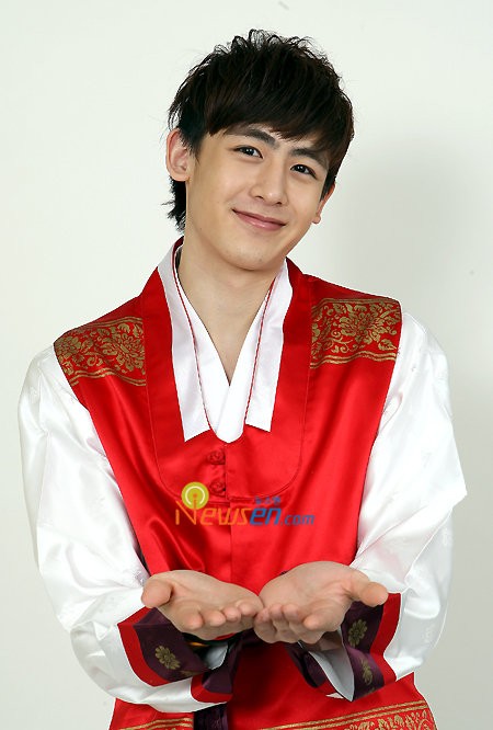 "Hoàng tử Thái Lan" Nickkhun cũng rất bảnh bao trong trang phục Hanbook